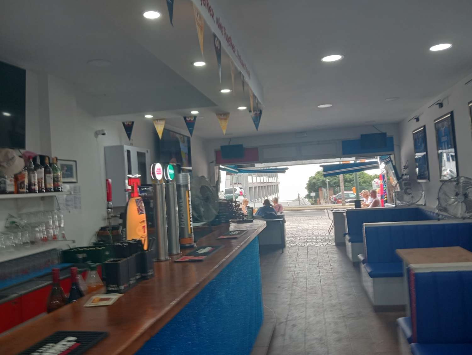 Bar commerciale in vendita a Benalmadena Costa del Sol - redditività € 14.400 all'anno