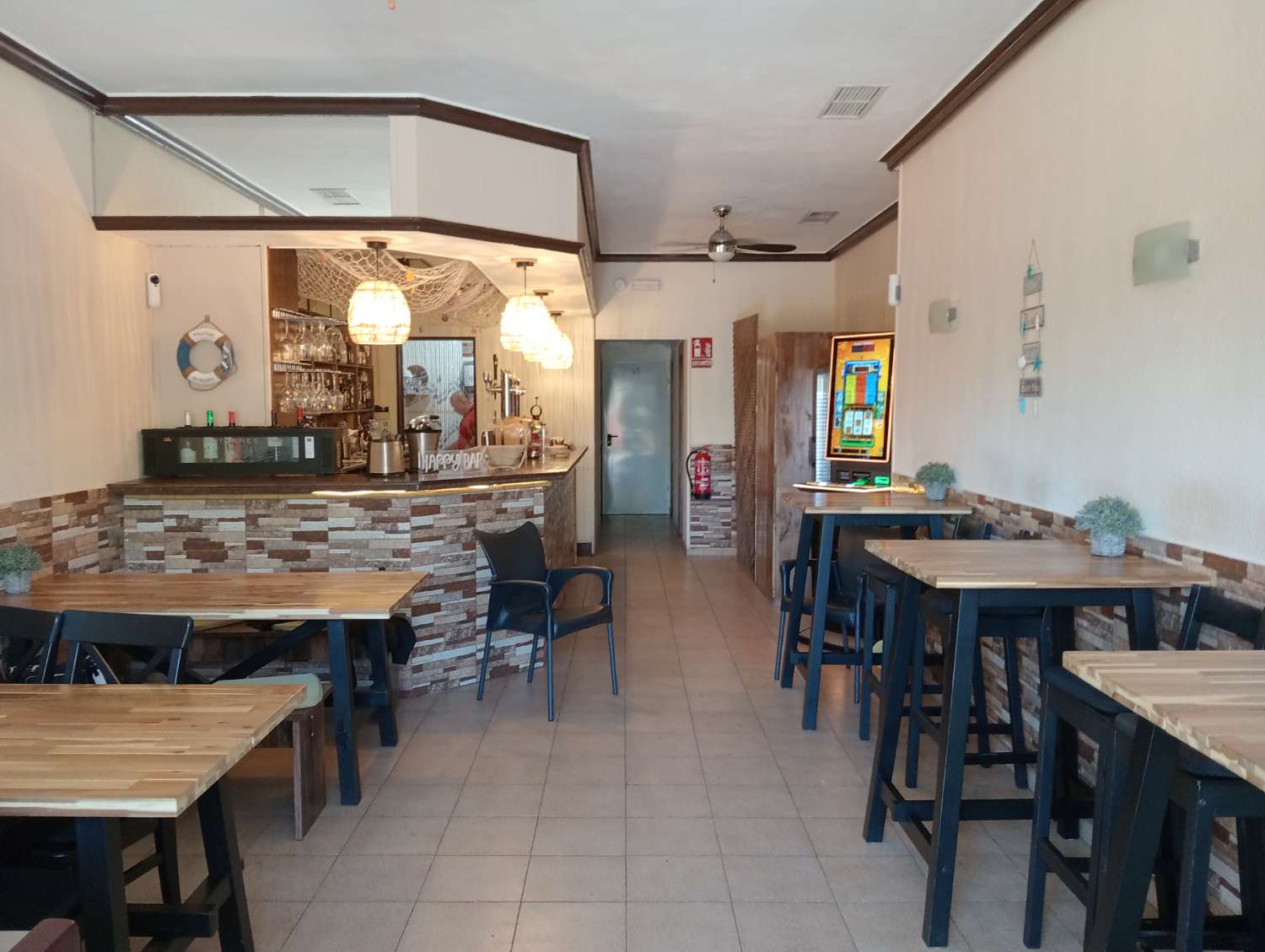 Cafe Barkeuken in Torremolinos - La Carihuela, Costa del Sol - met eigenaarsstudio